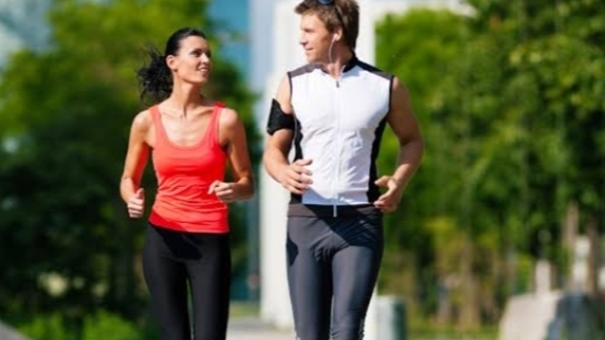 Sevgilinizle dışarıda birlikte spor yaparken sadece müzik mi dinlersiniz, sohbet de eder misiniz 😃?
