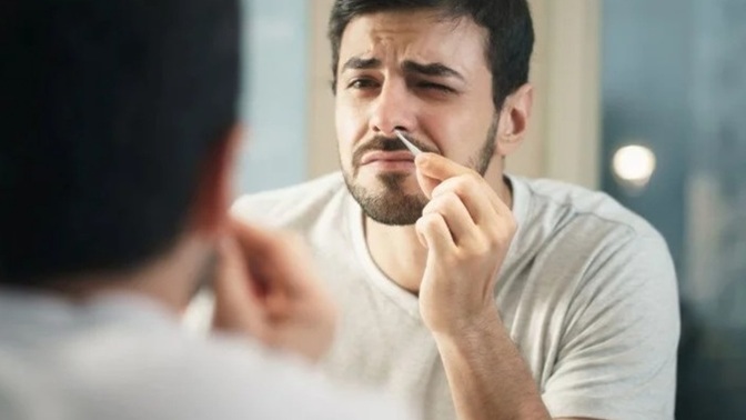 KBB Uzmanı "tehlikeli" dedi. Burun kıllarını ağda ve cımbızla almak tehlikeli mi?