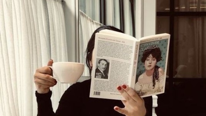 Herhangi bir yerde veya zamanda insanların okuduğu kitaplara dikkat eder misin?