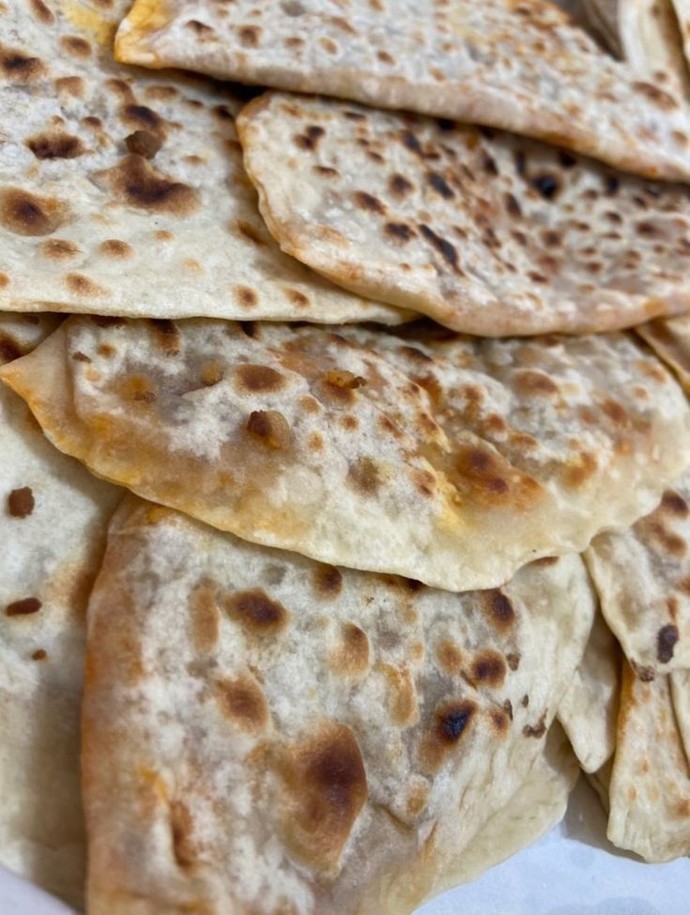 Bayılırım yanın da çayla beraber çok güzel oluyor bol kıymalı birazda acılı harika bir lezzet bence herzaman yenmeli bir yemek😋😋