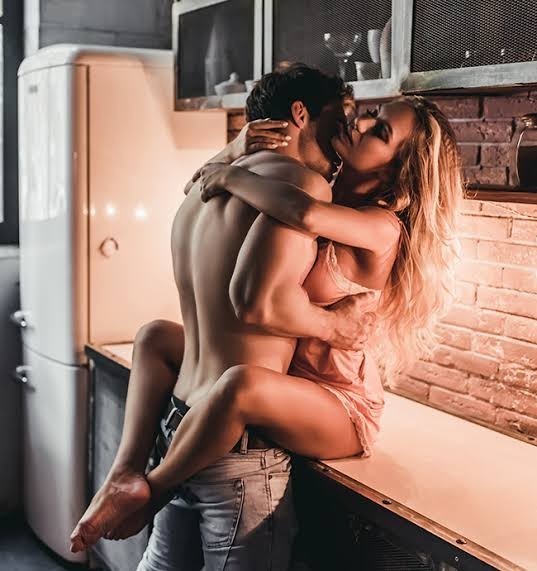 Ateşli bir seksi başlatan kıvılcım sıcak dokunuşlar mıdır ateşli öpücükler mi?