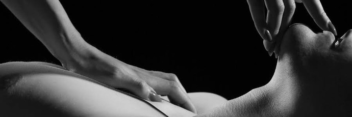 Ateşli bir seksi başlatan kıvılcım sıcak dokunuşlar mıdır ateşli öpücükler mi?