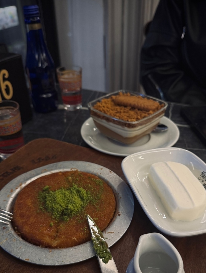 Künefe Dondurmalı mı yenir Kaymaklı mı?