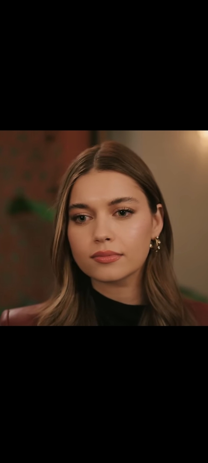 Afra Saraçoğlu internetteki shoplu fotoğraflarıyla yalı capkininda gerçek halı farklı değil mi sizcede?