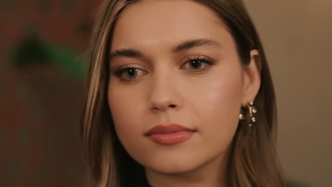 Afra Saraçoğlu internetteki shoplu fotoğraflarıyla yalı capkininda gerçek halı farklı değil mi sizcede?