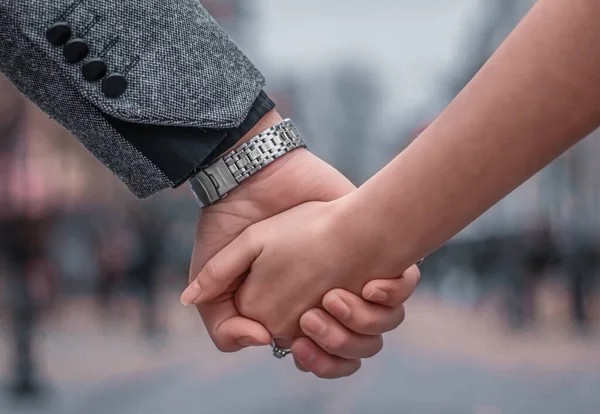 Aşık olduğunuz kişinin elini tutmak nasıl bir his?