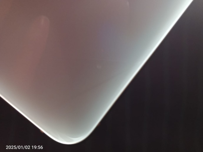 İphone 13 ünün arka cam kısmında kırılmış gibi şeyler var acaba gerçekten içten kırılmış mı?