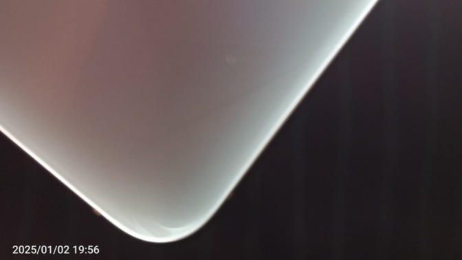 İphone 13 ünün arka cam kısmında kırılmış gibi şeyler var acaba gerçekten içten kırılmış mı?