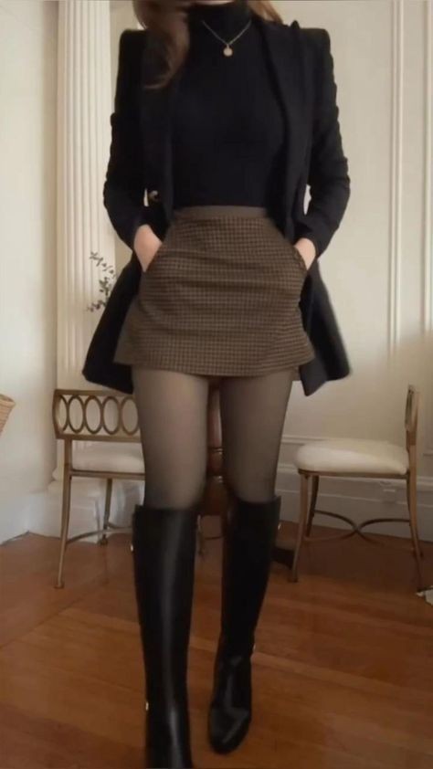 Kısa olan mini etek sizin için seksi mi gösterir yoksa basite mi kaçar?