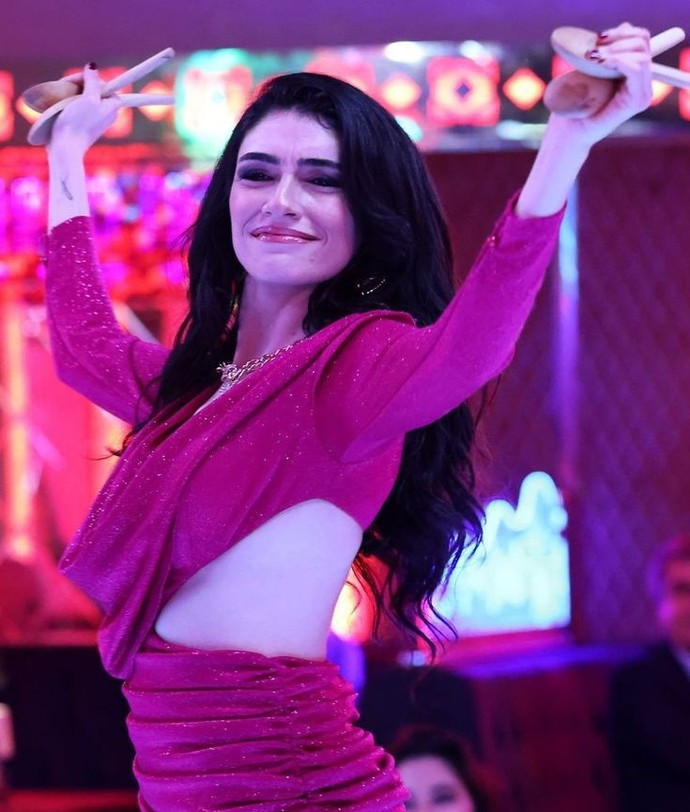 Dekolteli giyinen kadın basit midir?
