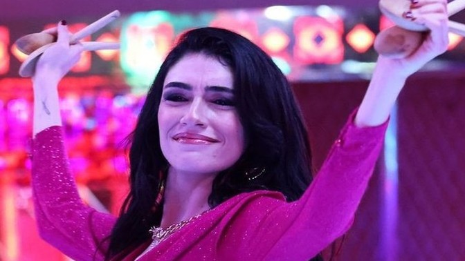 Dekolteli giyinen kadın basit midir?