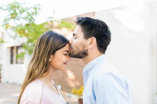 Kızlar bebek gibi sevilmekten hoşlanır mısınız veya itici mi gelir?