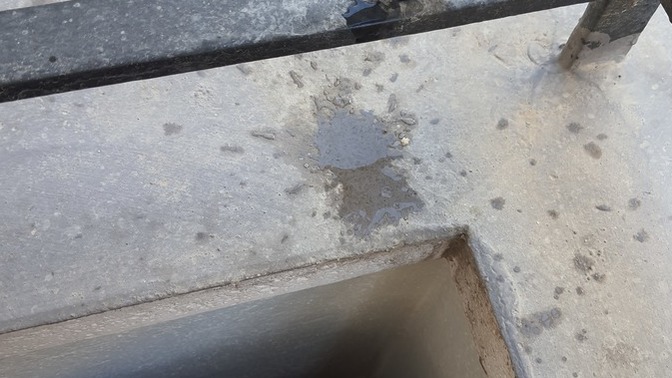 Balkonumuza üst komşunun kaloriferinden su damlası normal mi?