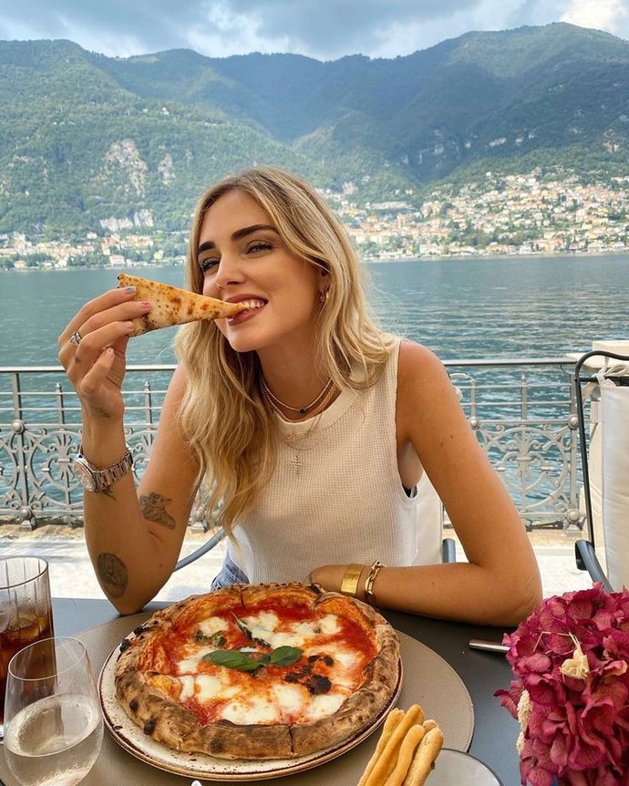Pizza elle mi yoksa çatalla mı yenir?