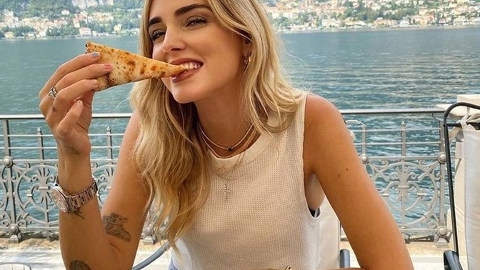 Pizza elle mi yoksa çatalla mı yenir?