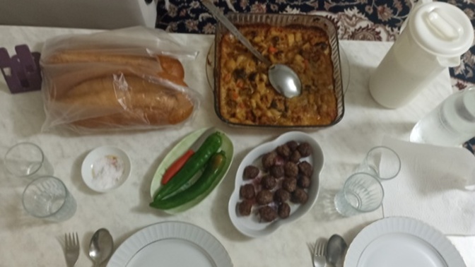 Sebzeli beşamel soslu ve köftem nasil görünüyor?