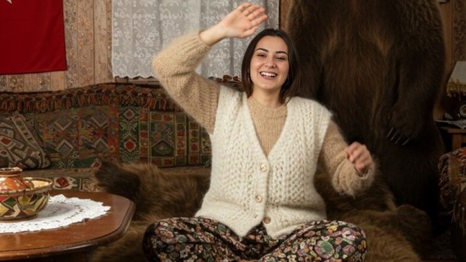 Köy yaşamına bayılıyorum annemin örgü yeleklerini giymek ve dedemin bana avladığı ayılarla oynamak siz köy hayatı seviyor musunuz?