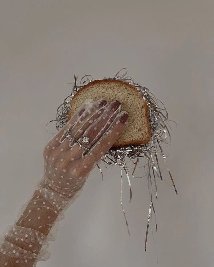 “Ekmek yoksa pasta yesinler💅🏻”sözündeki ekmek bu mu?