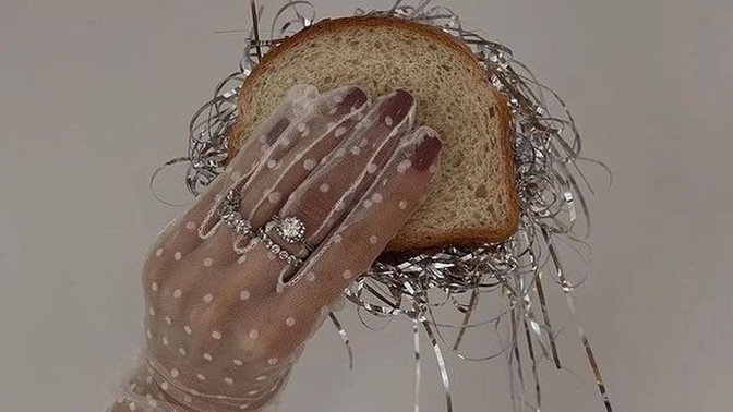 “Ekmek yoksa pasta yesinler💅🏻”sözündeki ekmek bu mu?