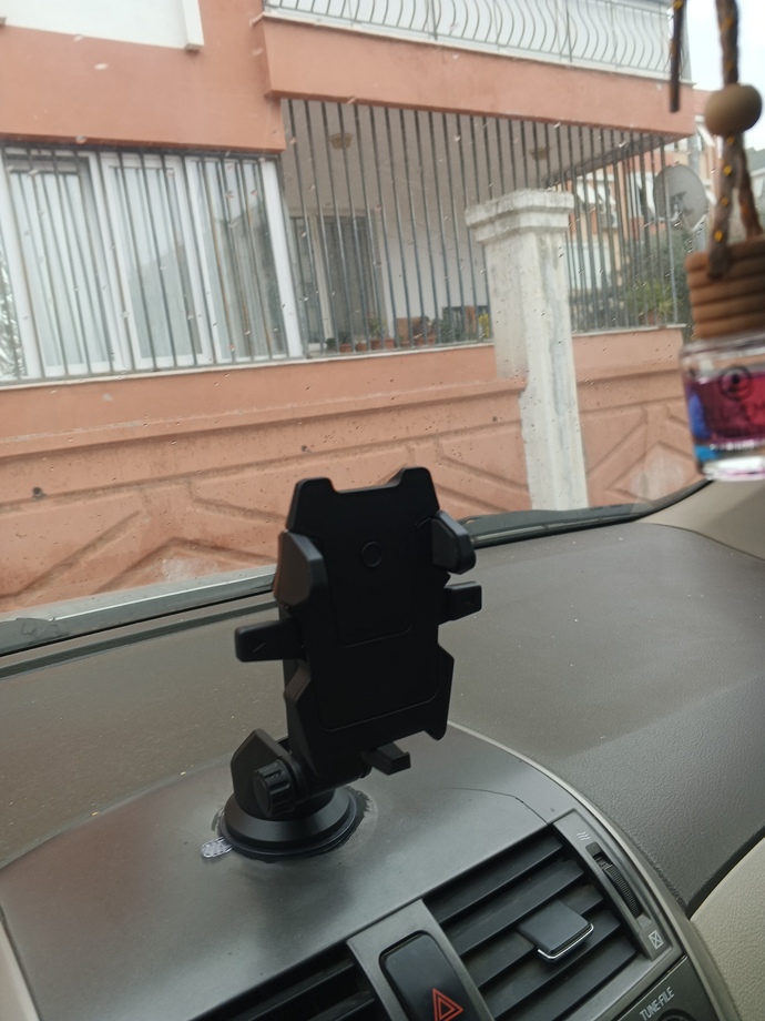 Bunun yapışkan lekeleri arabadan çıkıyor mu?