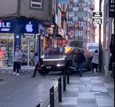 Teslanın konsept modeli Cybertruck, Türkiyede ilk kez Trabzon sokaklarında görüldü. Satışa sunulsa almak ister miydiniz?