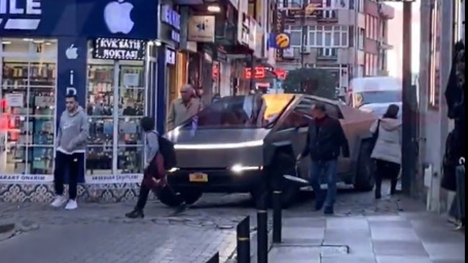 Tesla'nın konsept modeli Cybertruck, Türkiye'de ilk kez Trabzon sokaklarında görüldü. Satışa sunulsa almak ister miydiniz?