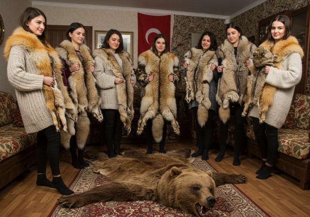 Köy yaşamına bayılıyorum örgü yelek ve doğal kürkler giymeyi çok seviyorum siz köy hayatı seviyor musunuz?