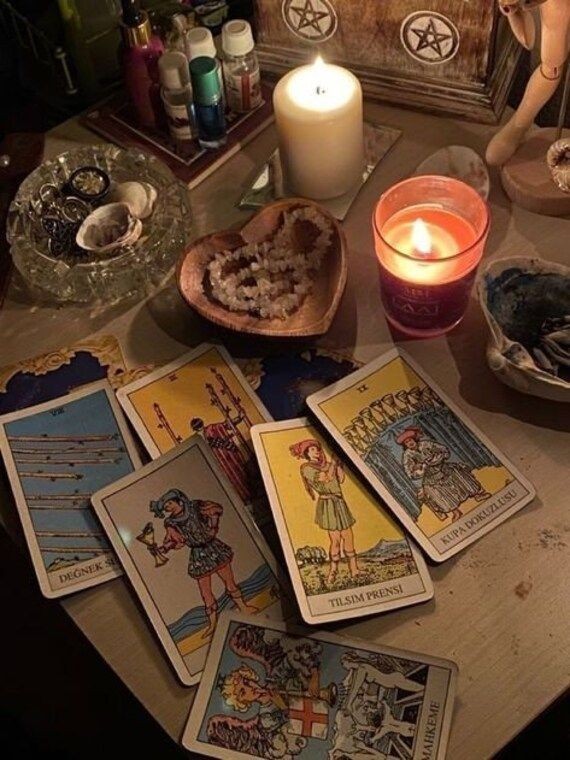 Tarot bakar mısınız (´ 3｀) gece çok geç biliyorum ama merak ediyorum?