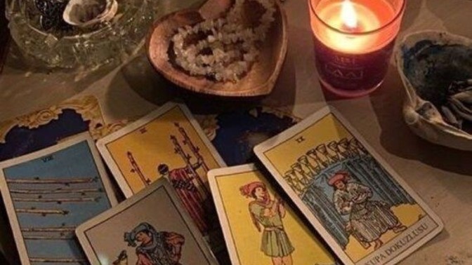 Tarot bakar mısınız (´ 3｀) gece çok geç biliyorum ama merak ediyorum?
