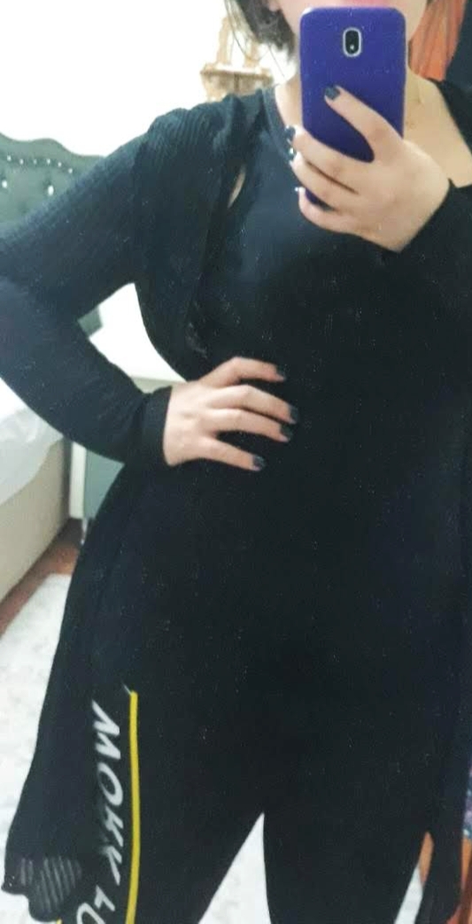 Siyah tayt ve üstüne siyah uzun bi üst ✅