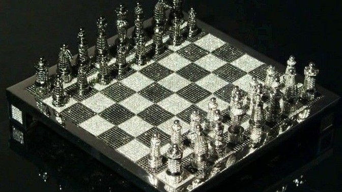 Satrançta motivasyon için sizce lüks satranç takımı mı daha önemlidir, alabildiğine sade taşlar mı?