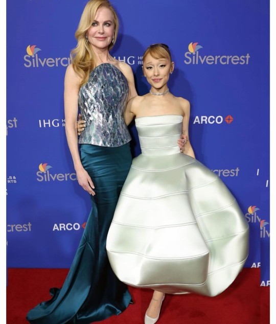 Selena Gomez mi daha güzel yoksa Ariana Grande mi?
