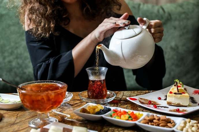 Ablama kaynanası gelince misafir olarak kaynanasına çay vermek zorunda mıyız?