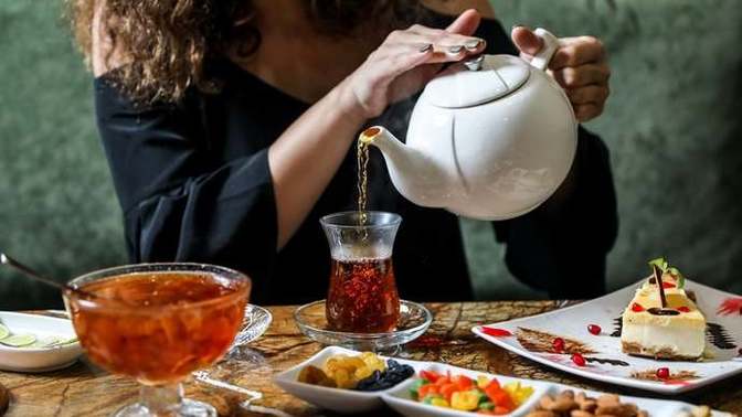 Ablama kaynanası gelince misafir olarak kaynanasına çay vermek zorunda mıyız?