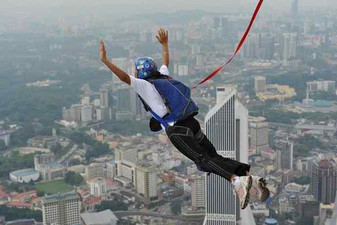 Base Jumping/yüksek binadan paraşütle atlama sporu en tehlikeli spor olabilir mi sizce de?