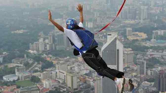 Base Jumping/yüksek binadan paraşütle atlama sporu en tehlikeli spor olabilir mi sizce de?