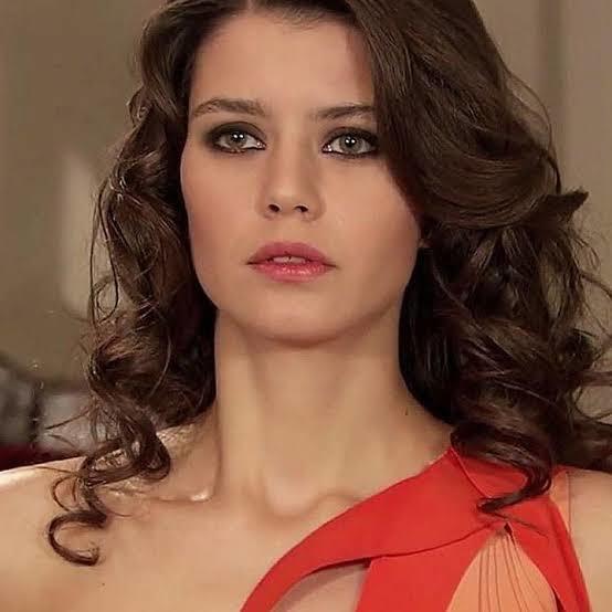 Beren Saat Hristiyan mı, Ateist mi sizce?
