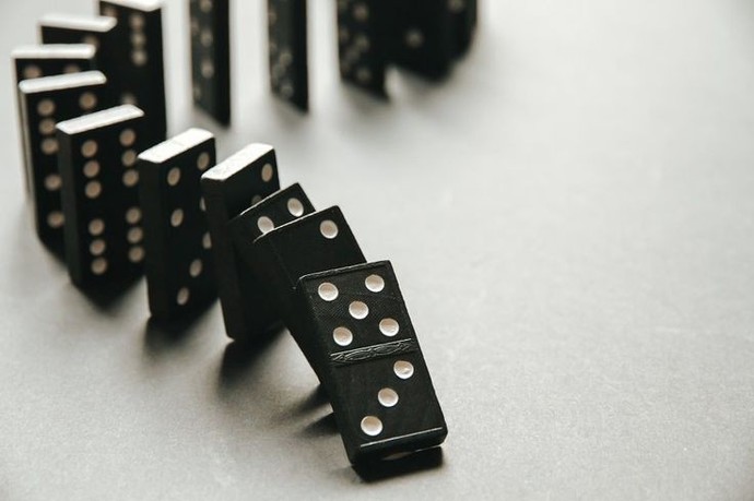 Domino oyunu oynadınız mı taşları yıkılırken izlediniz mi?
