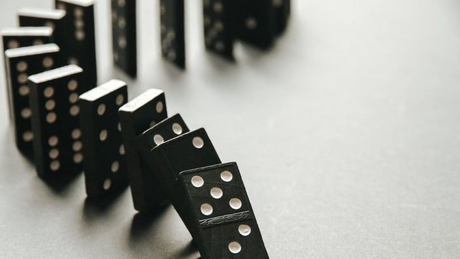 Domino oyunu oynadınız mı taşları yıkılırken izlediniz mi?