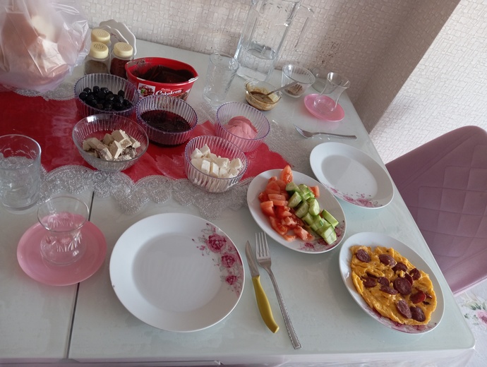 Tavada pişen yumurtayı en çok neli yersiniz sucuklumu kaşarlımı sademi kıymalımı?