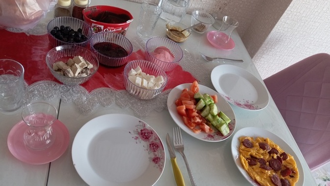 Tavada pişen yumurtayı en çok neli yersiniz sucuklumu kaşarlımı sademi kıymalımı?