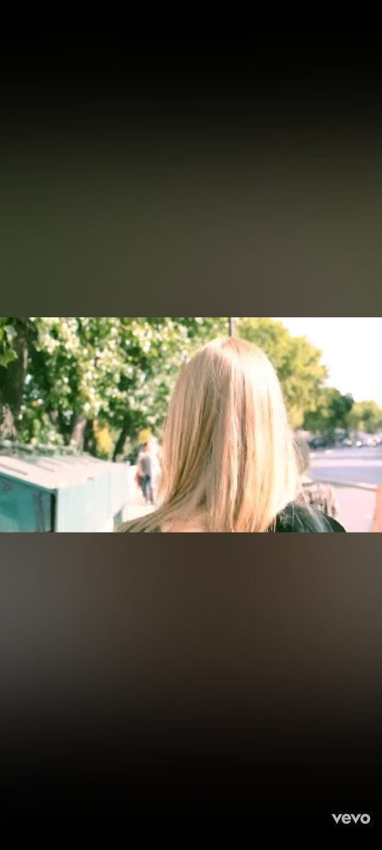 Resimdeki saç rengimi daha sarışın Serenay Sarıkaya nin saçlarımı sizcee?
