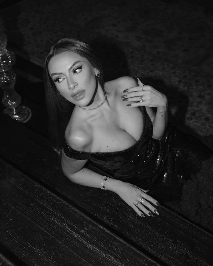 Hadise sizce seksi mi?