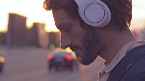 Müzik, günlük hayatın stresinden uzaklaşmak için size yeterli geliyor mu?