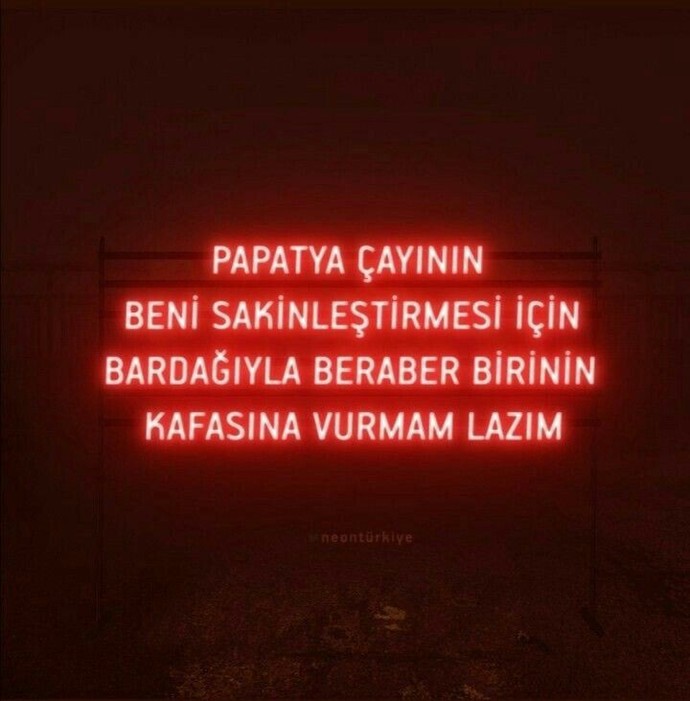 Her üzgün kızın arkasında onu güldüren arkadaşı gizlidir doğru mu?