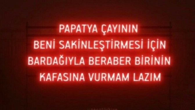 Her üzgün kızın arkasında onu güldüren arkadaşı gizlidir" doğru mu?