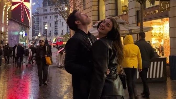 Sosyal medyadan 3 aydır flört ettiğiniz biriyle ilk buluşmanızda sarılır mıydınız?