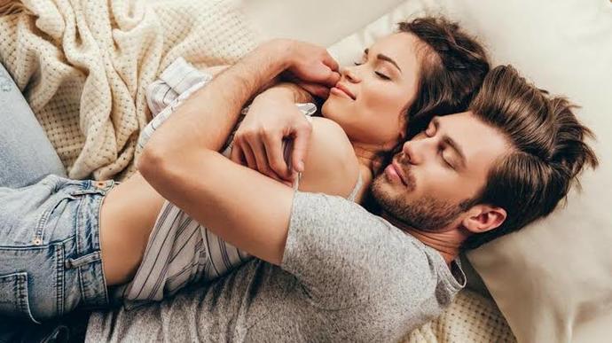 Eşinle/sevgilinle sarılmadan uyumak içine siner mi?
