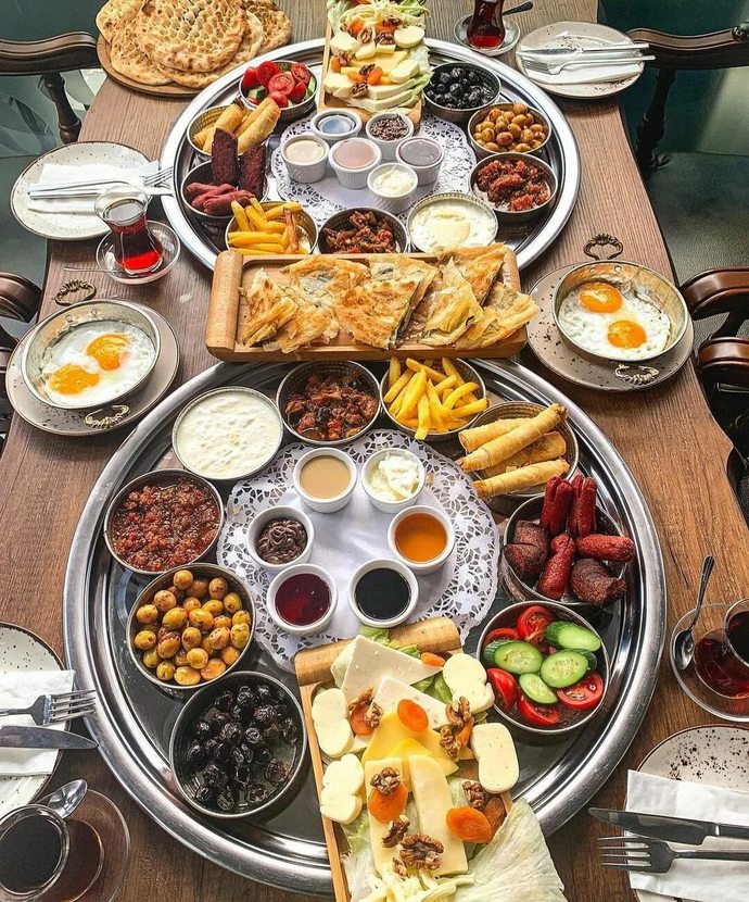 Pazar kahvaltısı evde aile ile mi güzel olur yoksa dışarıda mı?