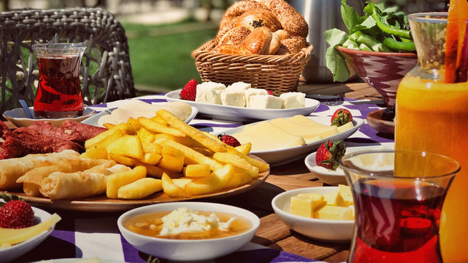 Pazar kahvaltısı evde aile ile mi güzel olur yoksa dışarıda mı?